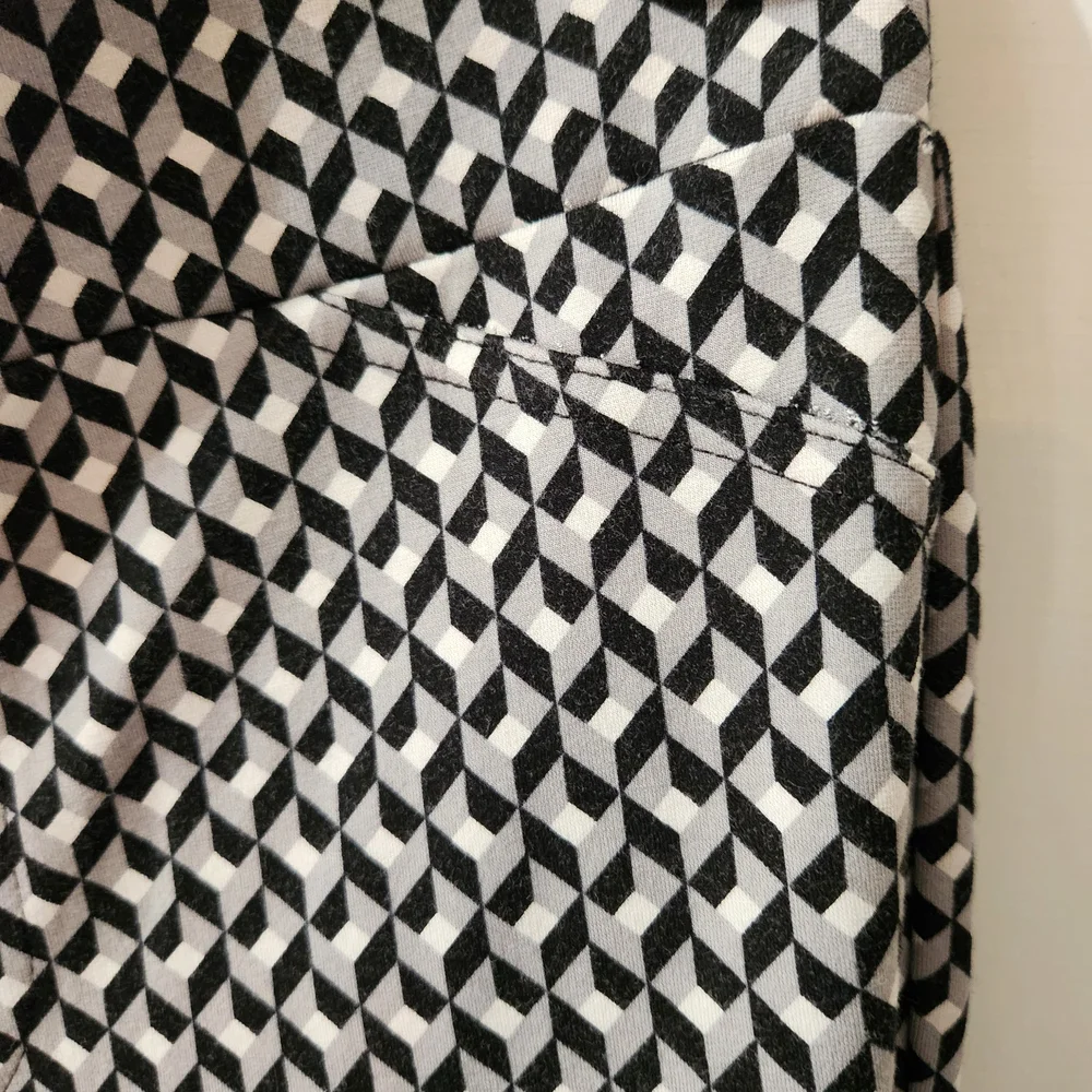 Michael Kors Black and White Geometric Stretch Pants - Picture 4 of 5